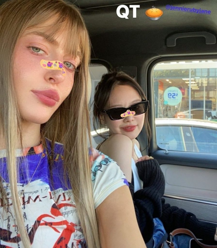 JENNIE DE BLACPINK Y GRIMES PRESUMEN AMISTAD EN REDES